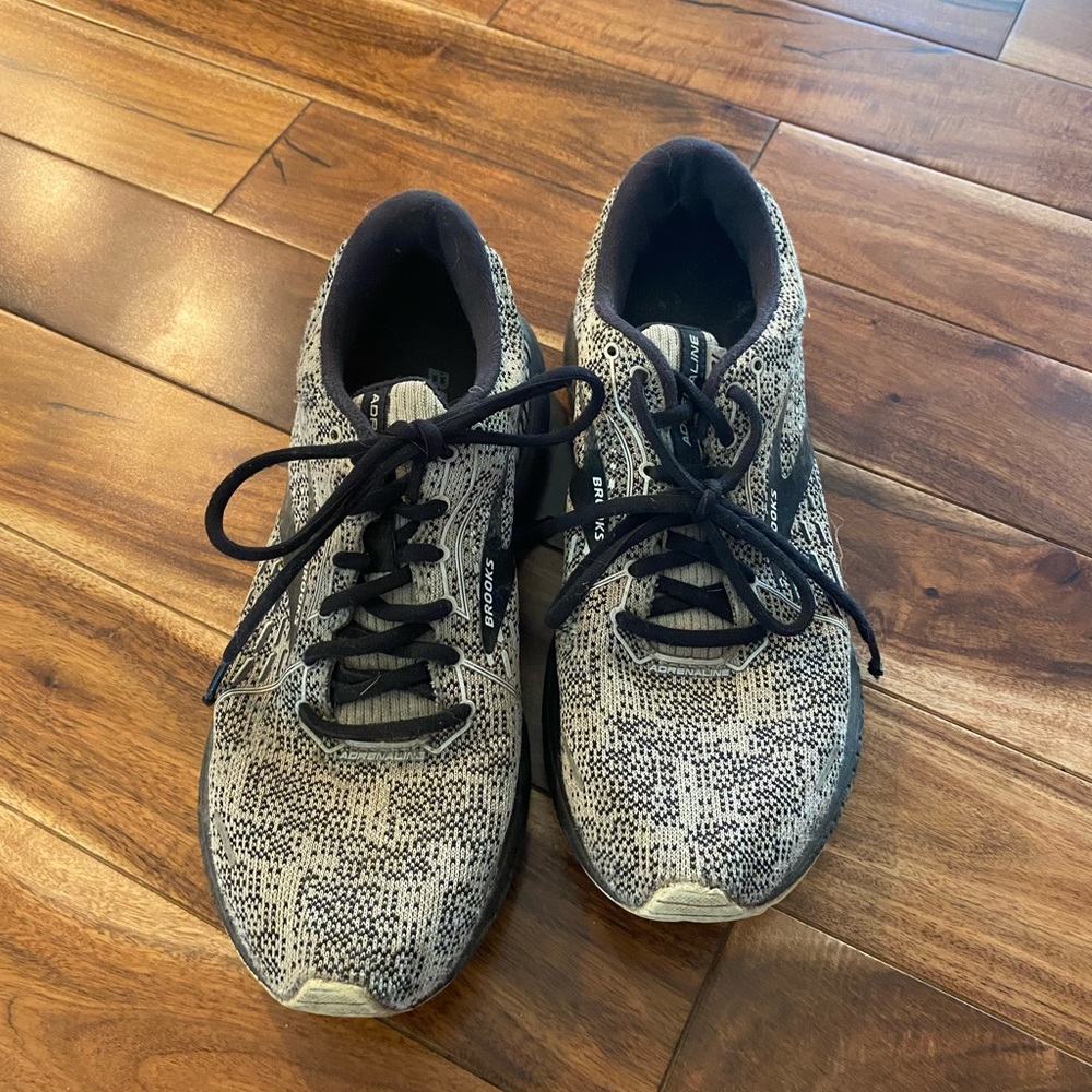 Brooks Adrenaline 21 men’s 8.5 tennis shoes.